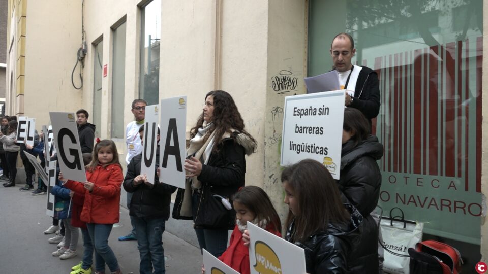 Concentración convocada por Hablamos Español contra la Ley de Plurilingüismo