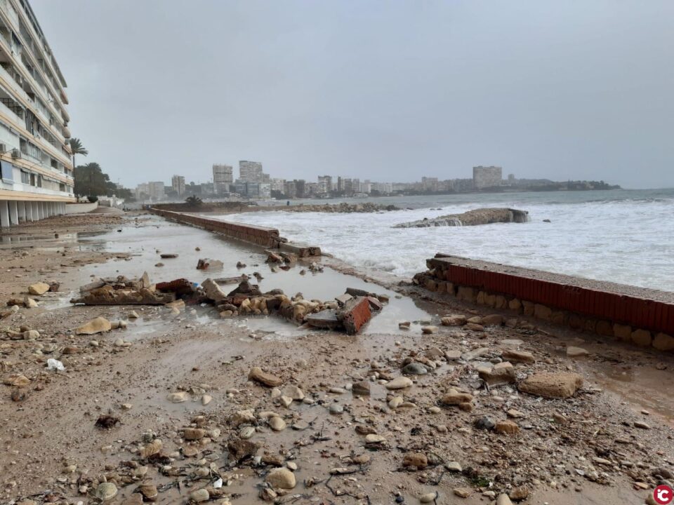 El Ayuntamiento insta a Costas a reparar con urgencia los accesos y los espigones de la finca Adoc