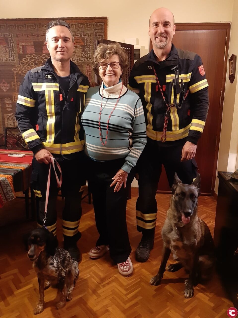 La Unidad Canina del SPEIS realiza una emotiva visita a Annie Wellens que los bomberos localizaron con vida tras estar varios días desaparecida en Alicante