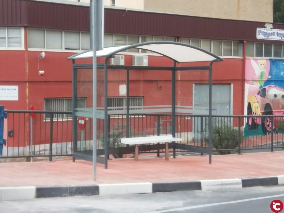 Monòver finalitza la substitució de totes les marquesines de les parades d'autobusos