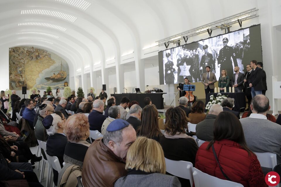 El Alcalde preside el homenaje a las víctimas del Holocausto en la Plaza Séneca