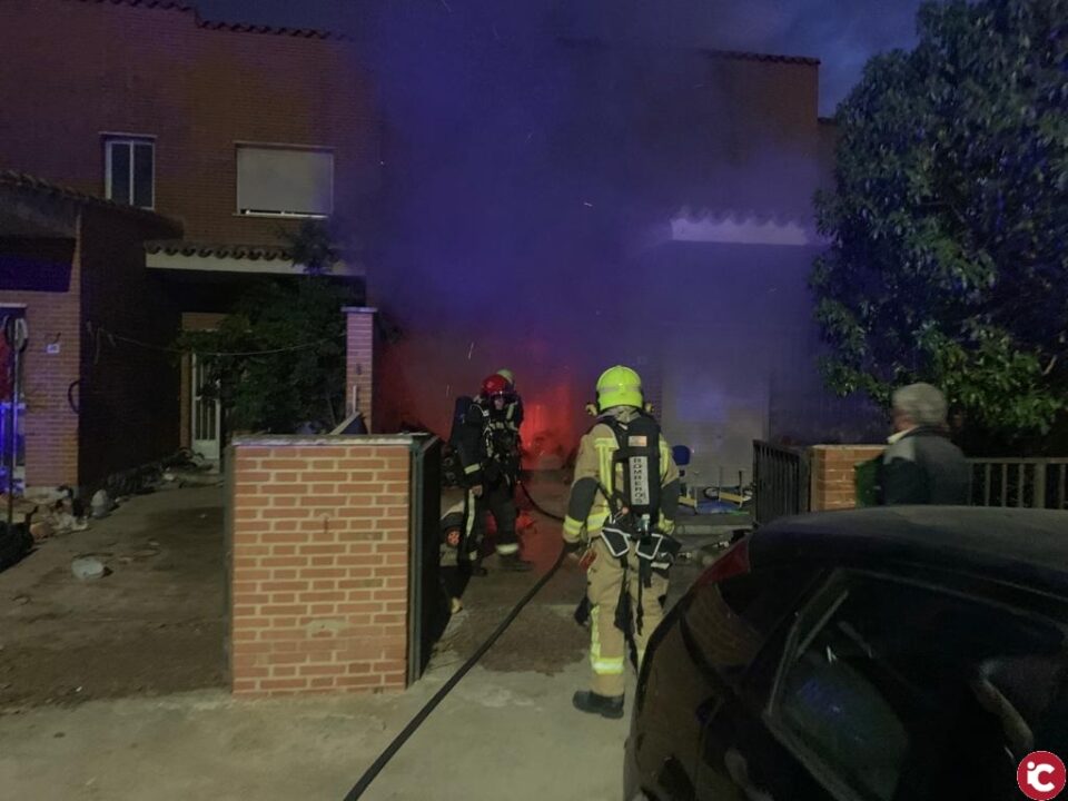 Los bomberos del SPEIS extinguen un incendio eléctrico en un bungalow del Centro Penitenciario de Fontcalent
