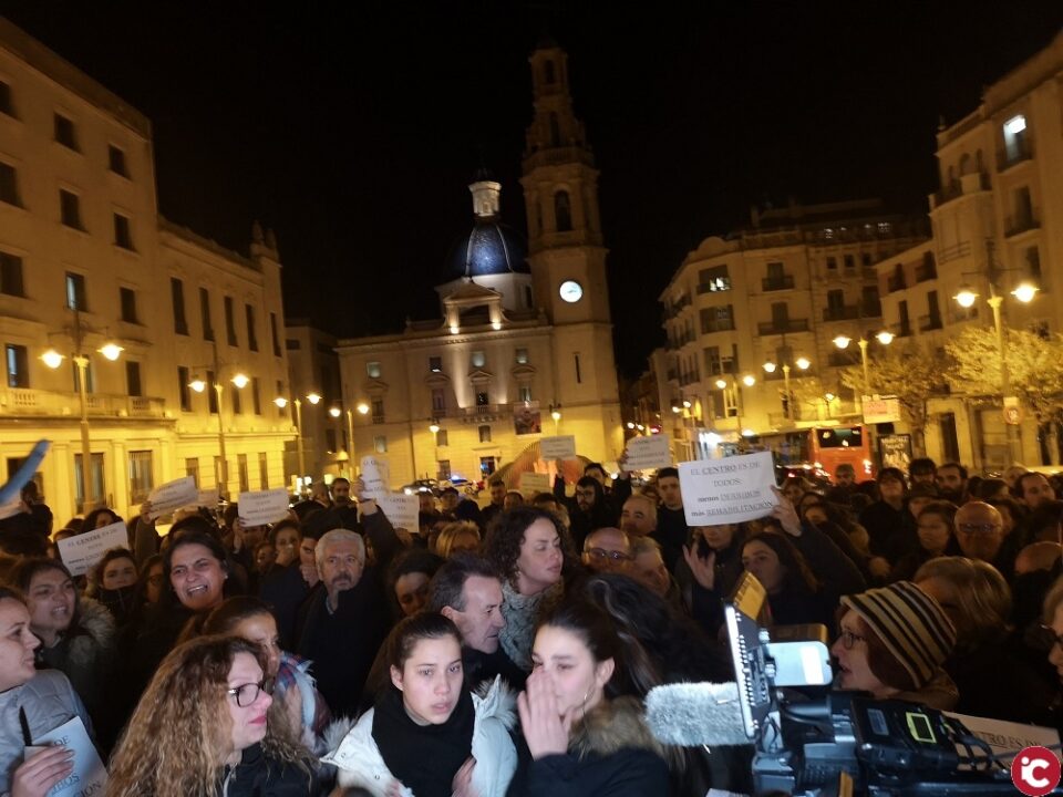Concentració de protesta del veïnat del Centre Històric a Alcoi