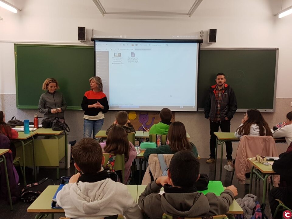 El concejal de RSU presente en las charlas sobre reciclaje del IES Hermanos Amorós