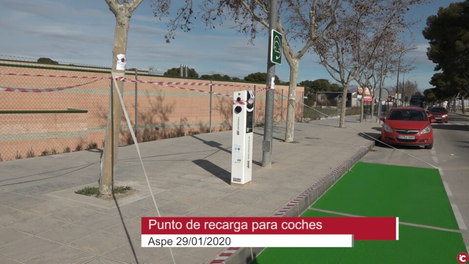 Instalan un punto de recarga de coches eléctricos en la avenida de Orihuela