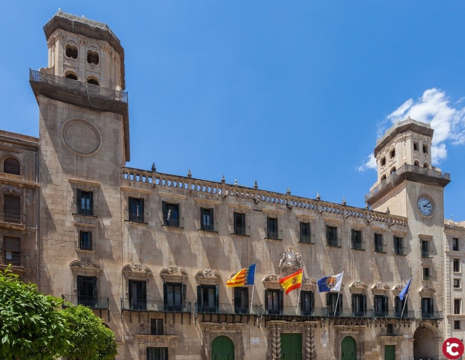 La Concejalía de Infraestructuras asegura que la avería se reparó el viernes de forma provisional y que los parques de bomberos tienen agua caliente desde entonces