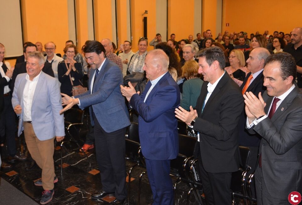 El alcalde define al nadador extremo Jorge Crivillés como un superador de límites y lo identifica como uno de los referentes de la ciudad en la captación de turismo deportivo