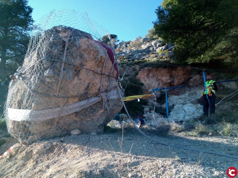 El despreniment duna roca de 9 tones obliga a desallotjar 7 habitatges a Onil