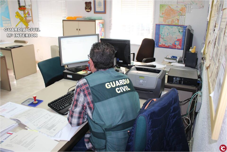La Guardia Civil investiga a una mujer por la estafa de 15.000 euros a una empresa de Novelda