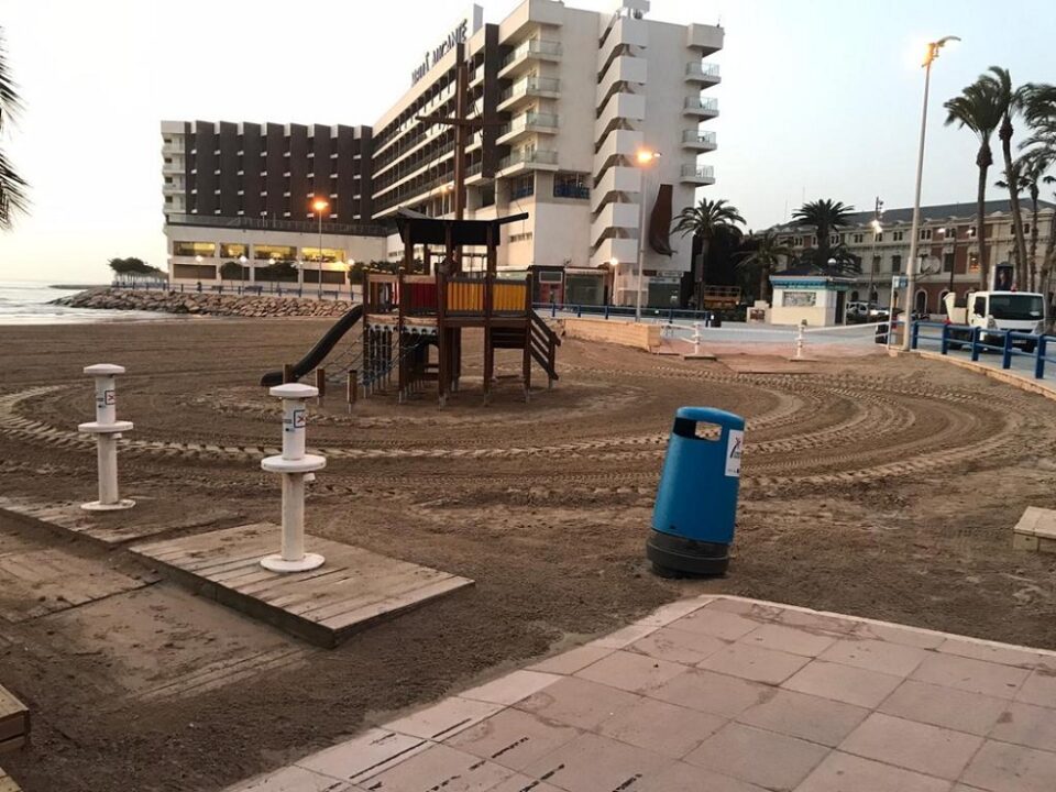 El dispositivo de limpieza activado tras el temporal Gloria retira más de 860 toneladas de raíces de las playas y calas de Alicante