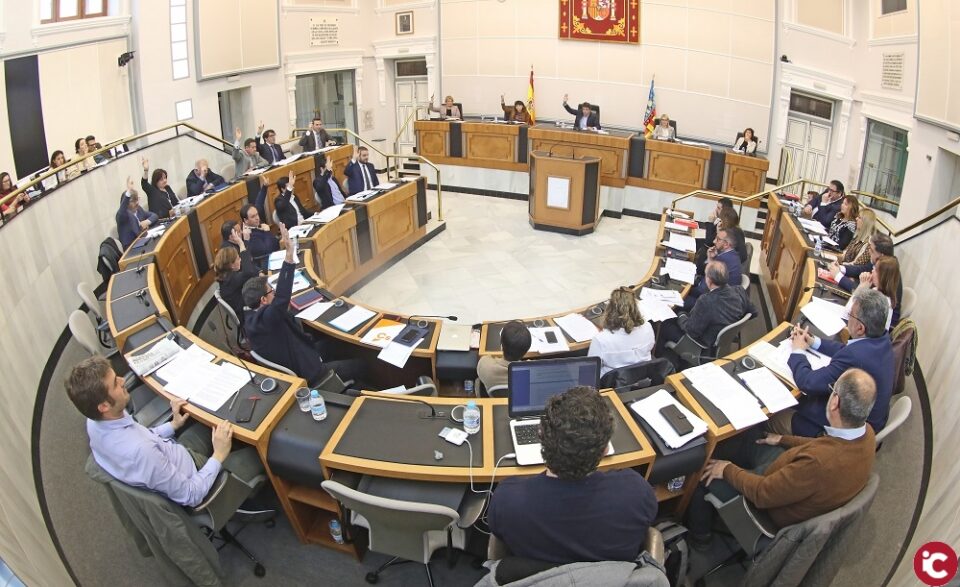 El pleno de la Diputación de Alicante defiende el derecho a la educación y la libertad de enseñanza