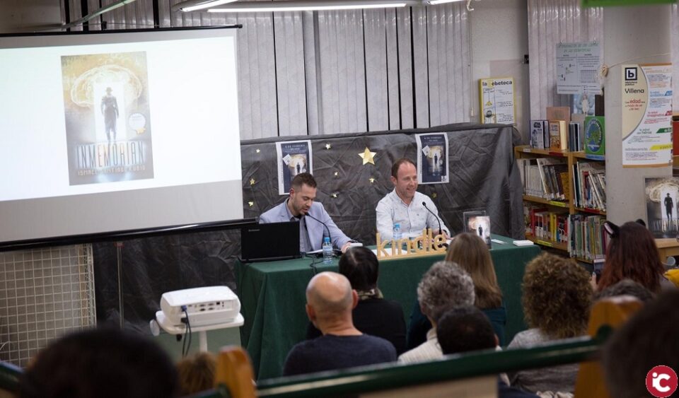 Ismael Santiago ha presentado en Villena su novela "Inmemorian"