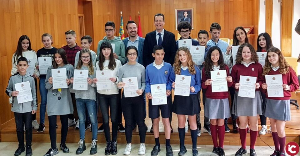 El alcalde de Elda felicita a los 21 alumnos y alumnas distinguidos con los Premios Extraordinarios de Educación