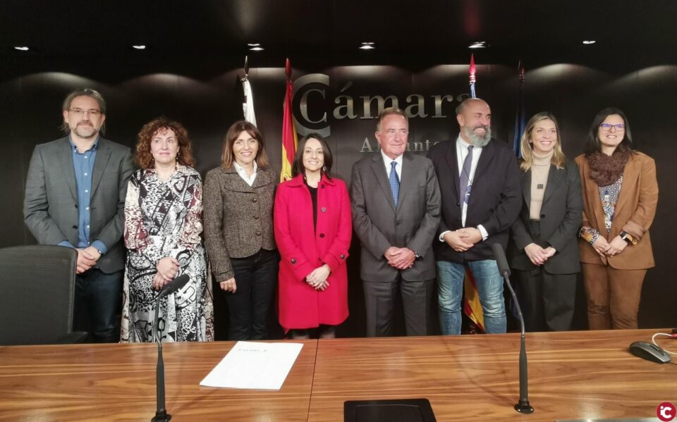 Reunión de la Cámara de Comercio y la Conselleria de Economía