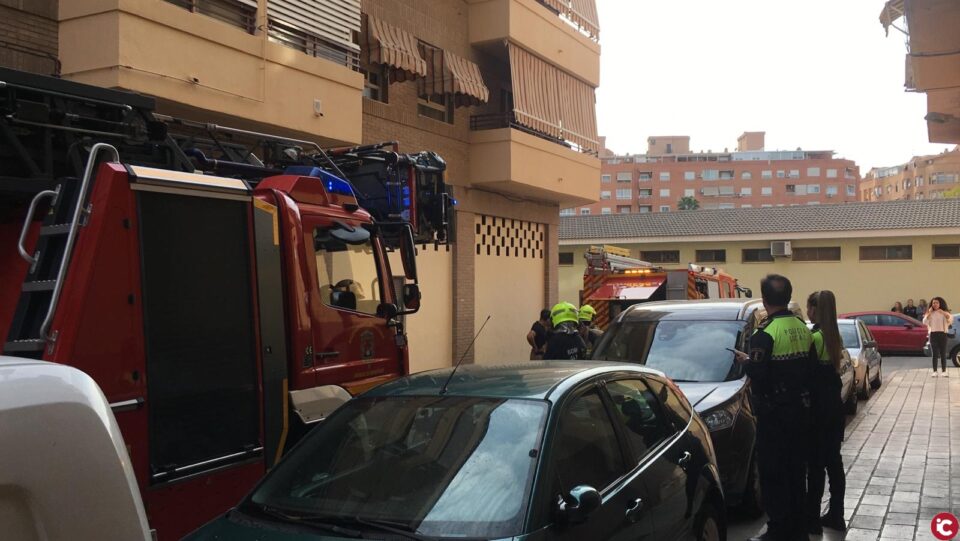 Los bomberos del SPEIS extinguen un virulento incendio que arrasa un ático y logran rescatar a un gato y un perro que se encontraban en el interior