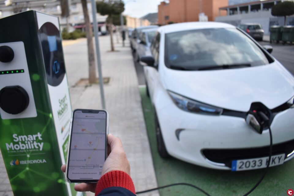 Entran en funcionamiento las dos estaciones de recarga de vehículos eléctricos en Petrer