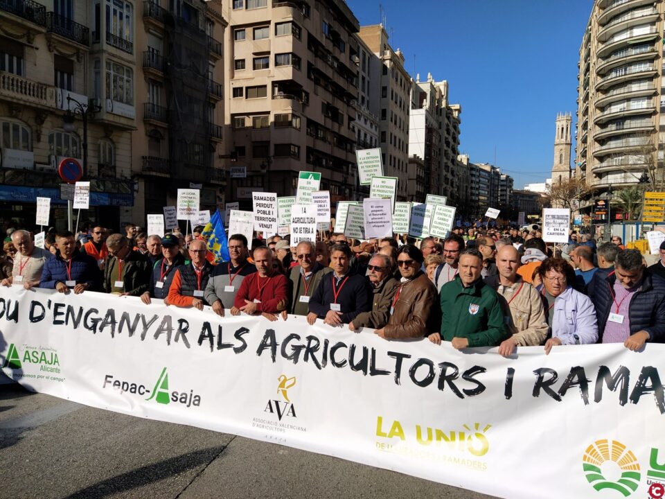 Más de 20.000 agricultores colapsan València en la mayor protesta del campo en la Comunitat Valenciana de este siglo