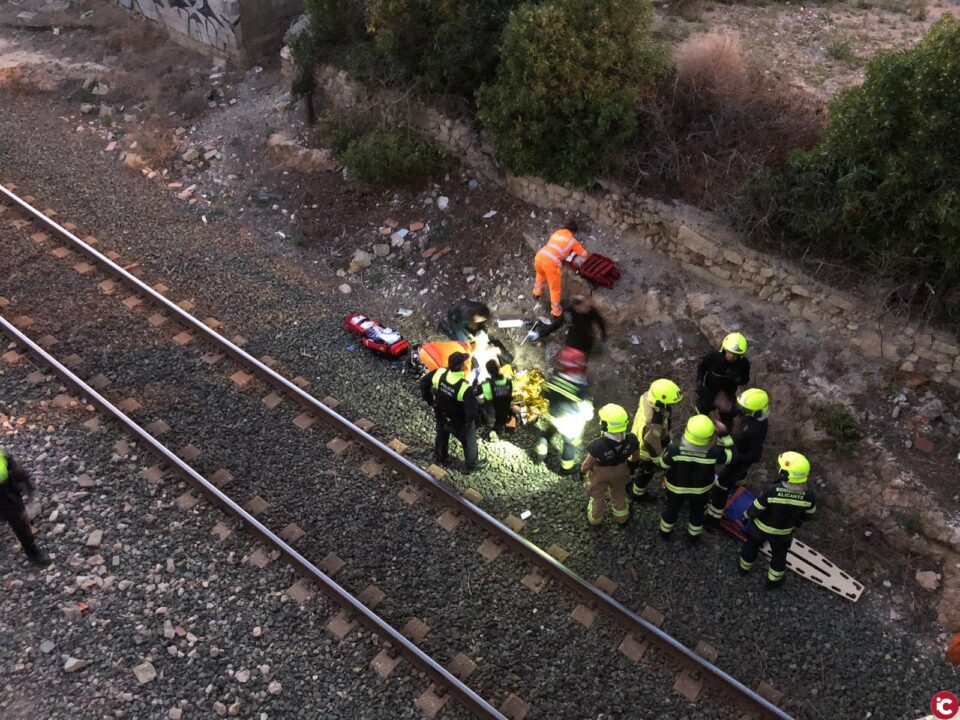 Los bomberos del SPEIS y la Policía Local intervienen en un accidente grave de un motorista de 20 años en Alicante