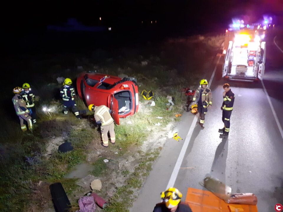 Los Bomberos de Alicante rescatan a un matrimonio de 70 años del interior del vehículo en un accidente con vuelco lateral