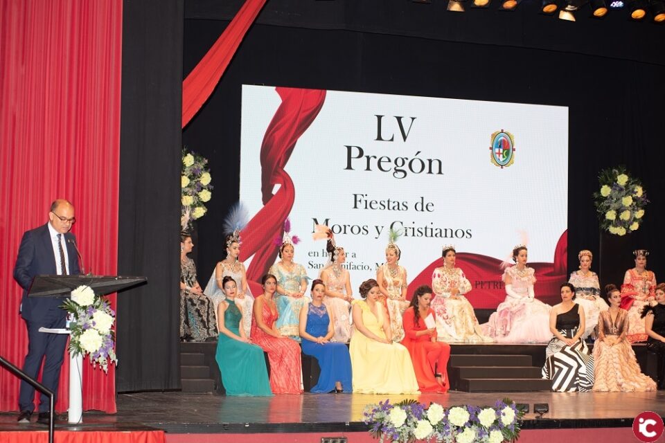 Los Moros y Cristianos de Petrer presentan al pregonero de las fiestas de 2020
