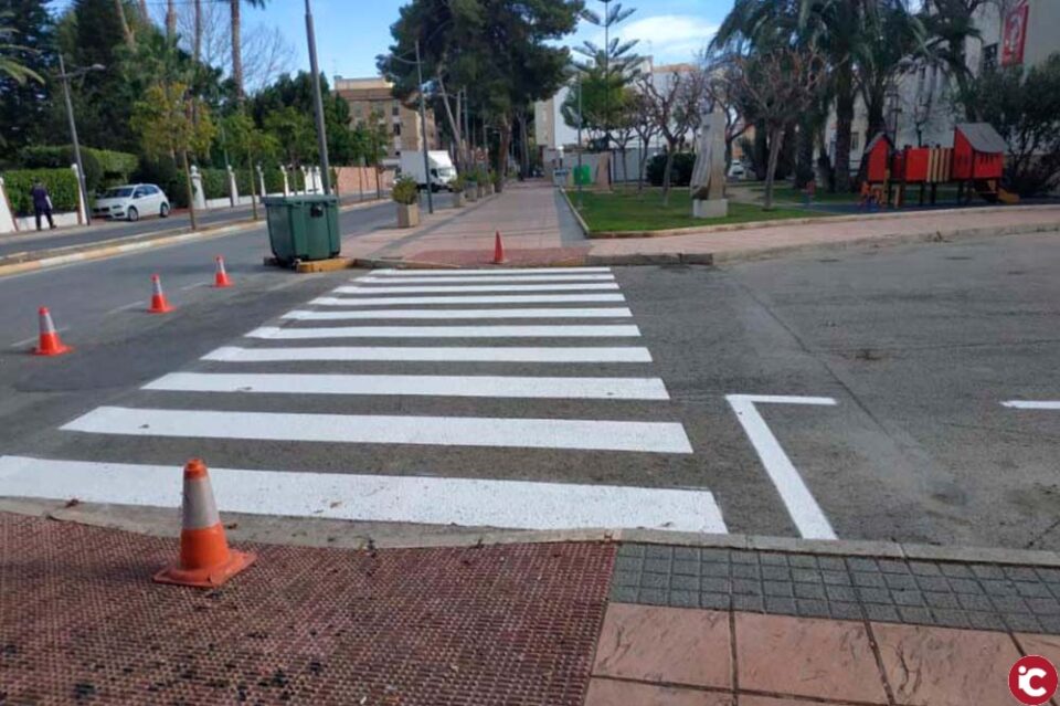 Tráfico realiza trabajos de mejora de la señalización horizontal