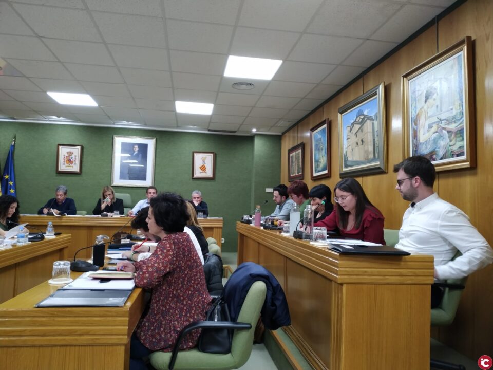 El pleno del Ayuntamiento de Petrer reivindica los derechos de las mujeres