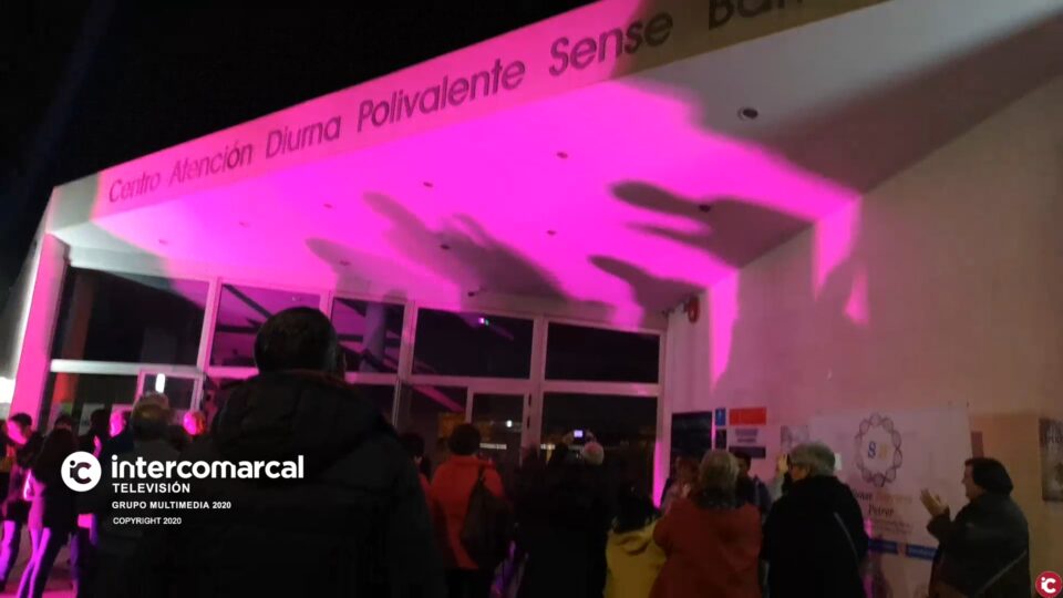 Iluminación de la fachada del centro de día Sense Barreres con motivo de la celebración del Día Mundial de las enfermedades raras