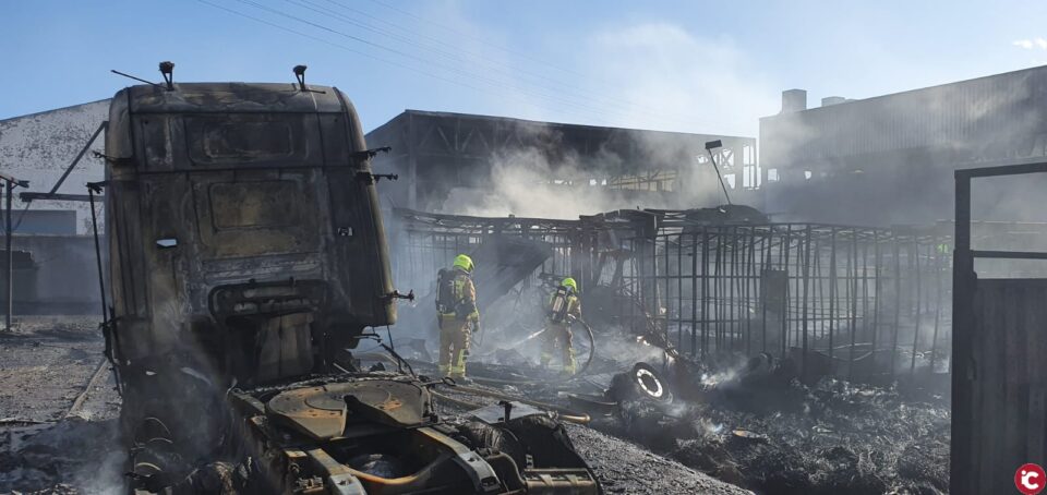 Los bomberos del SPEIS controlan con rapidez y extinguen un complicado incendio industrial que calcina camiones y vehículos con un herido leve por inhalación humo