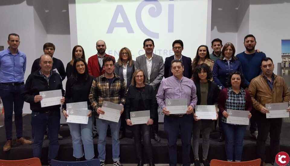 Entrega els diplomes als nous negocis del Centre d'Alcoi