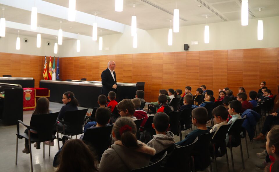 El alumnado de primero y segundo de primaria del CEIP La Huerta visita el Ayuntamiento