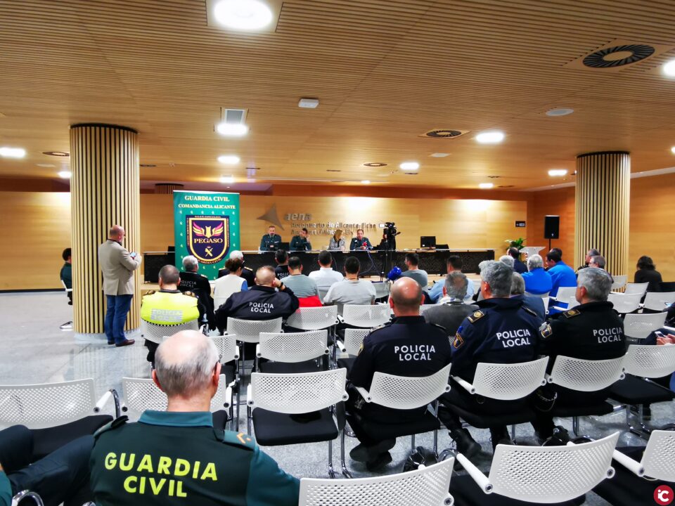 La Guardia Civil de Alicante presenta en el aeropuerto a sus nuevos Especialistas del Aire