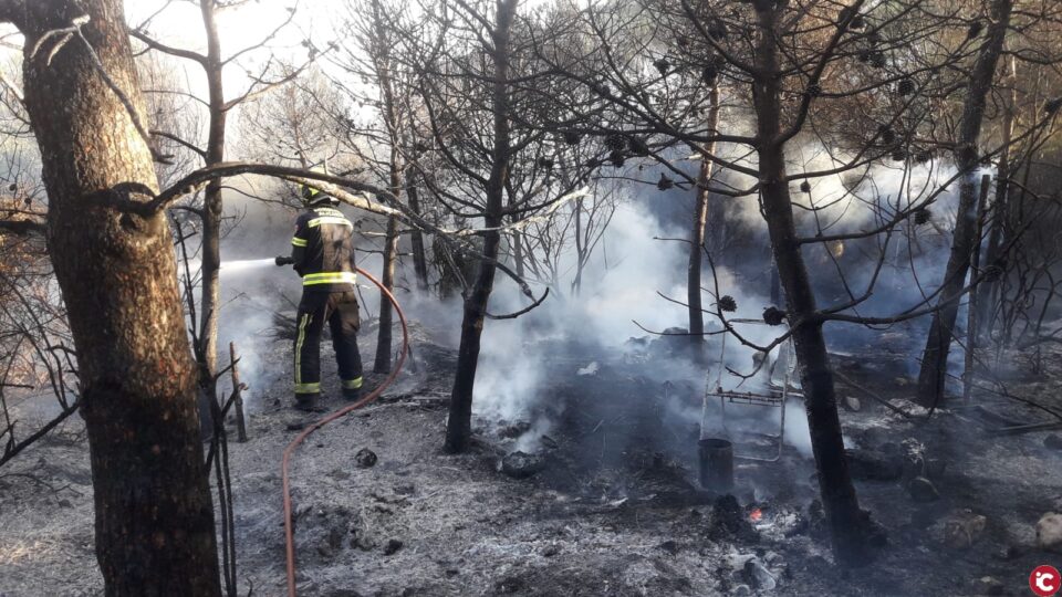 Bomberos del SPEIS controlan con celeridad un incendio en la Serra Grossa de monte bajo