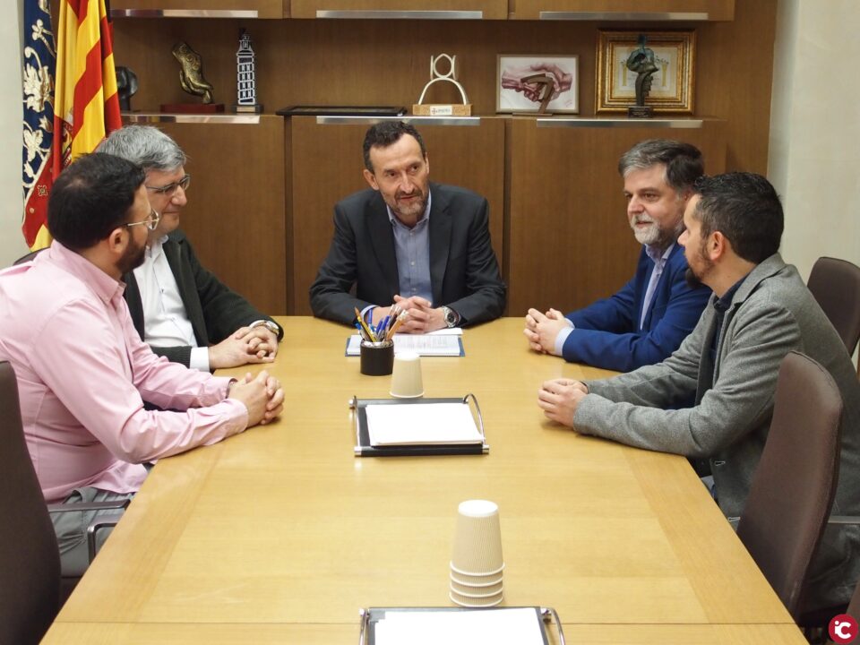 El Alcalde de Villena muestra su apoyo a la Feria del Calzado en Elche