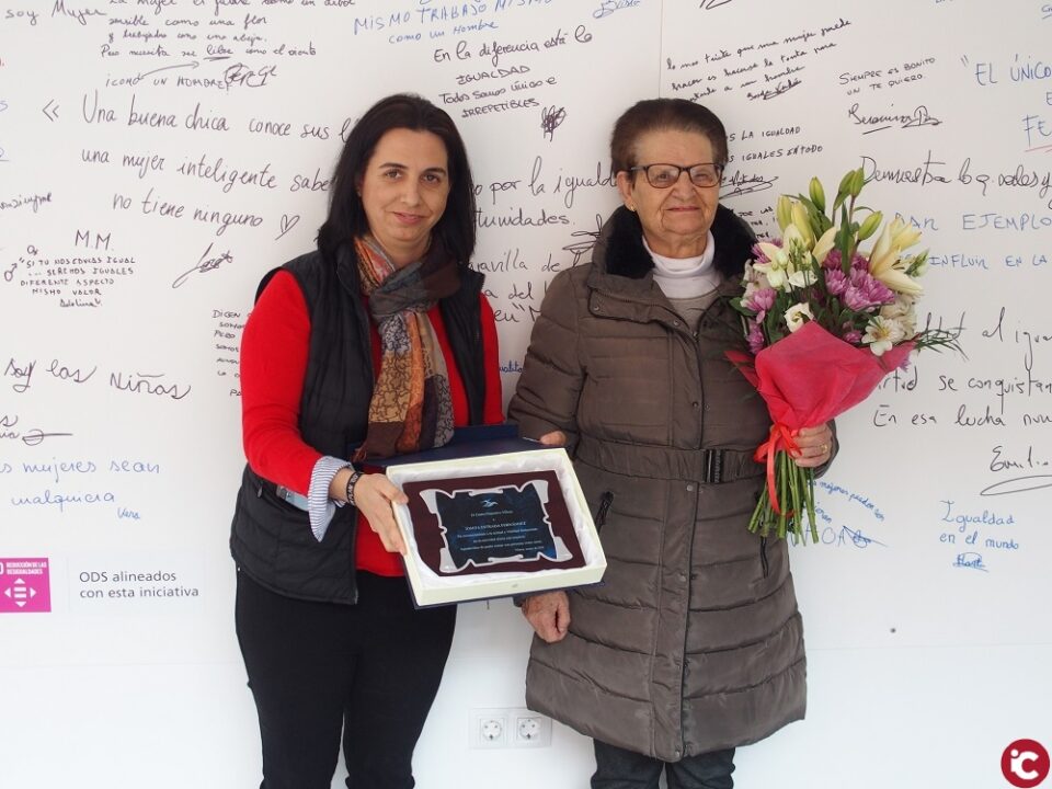 Lemas inspirados en la lucha por la igualdad entre hombres y mujeres lucen en los balcones del Ayuntamiento de Pinoso