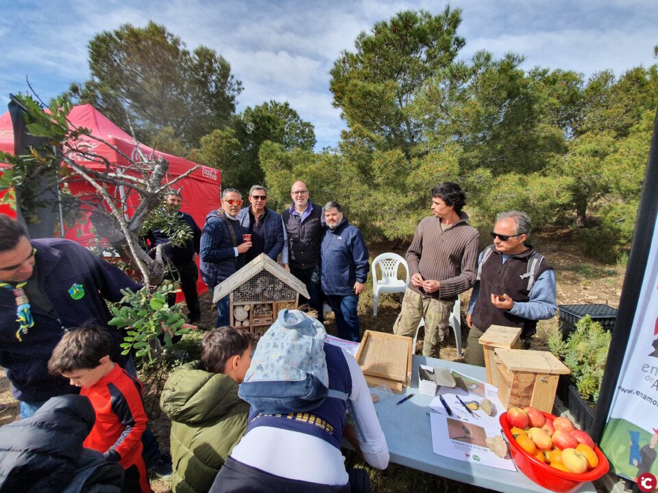 El Ayuntamiento y Enamorados de Alicante plantan más de 2.000 árboles y arbustos autóctonos en monte Orgegia