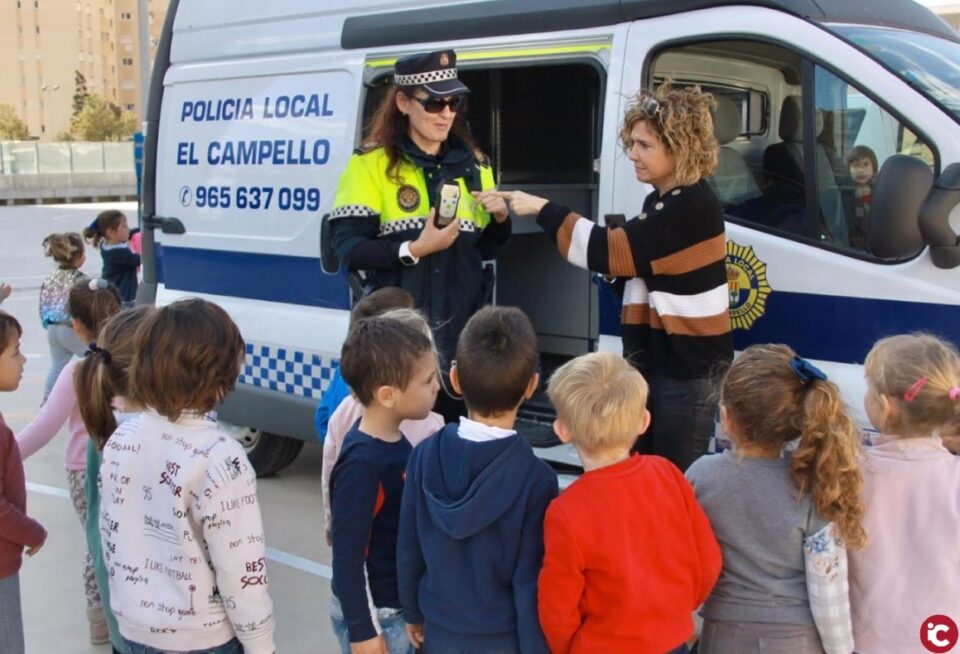 Acercamiento de la Policía Local a los escolares de El Campello