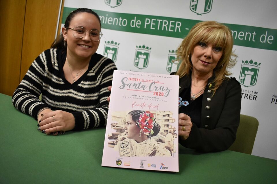Presentada la revista de las Fiestas de la Santa Cruz 2020 con un guiño a las reinas infantiles y a la recuperación del traje regional en su portada