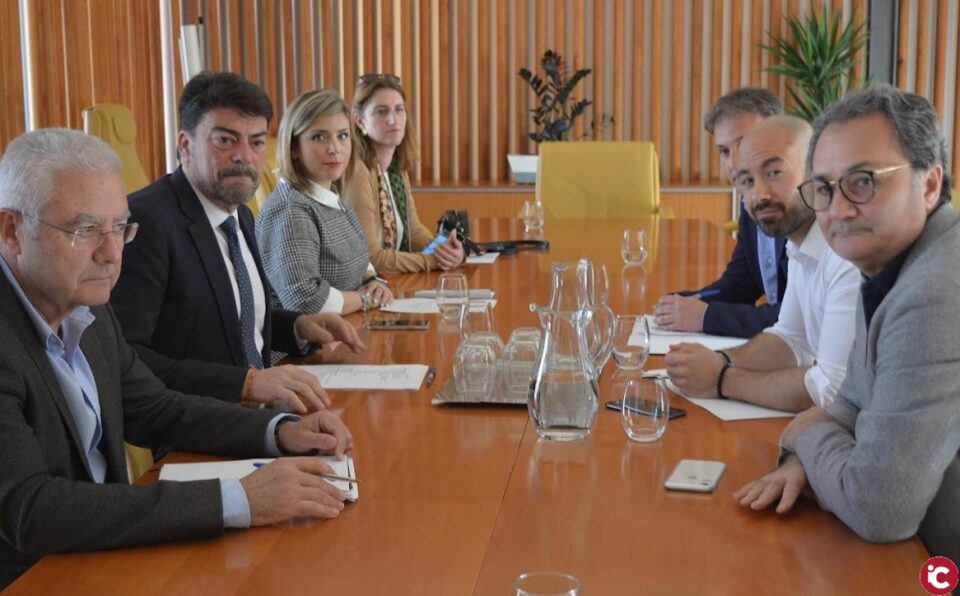 El Ayuntamiento de Alicante extrema las medidas higiénico sanitarias en las dependencias municipales y establece con la concesionaria la desinfección diaria del transporte público