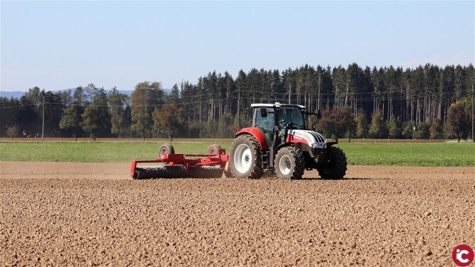 LA UNIÓ de Llauradors rebutja la matriculació obligatòria de certa mena de ferramentes que van amb tractor per a permetre la seua circulació