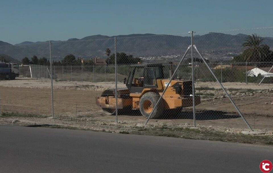 Comienzan las obras de las dos pistas deportivas en la zona donde se ubicará provisionalmente el Azorín