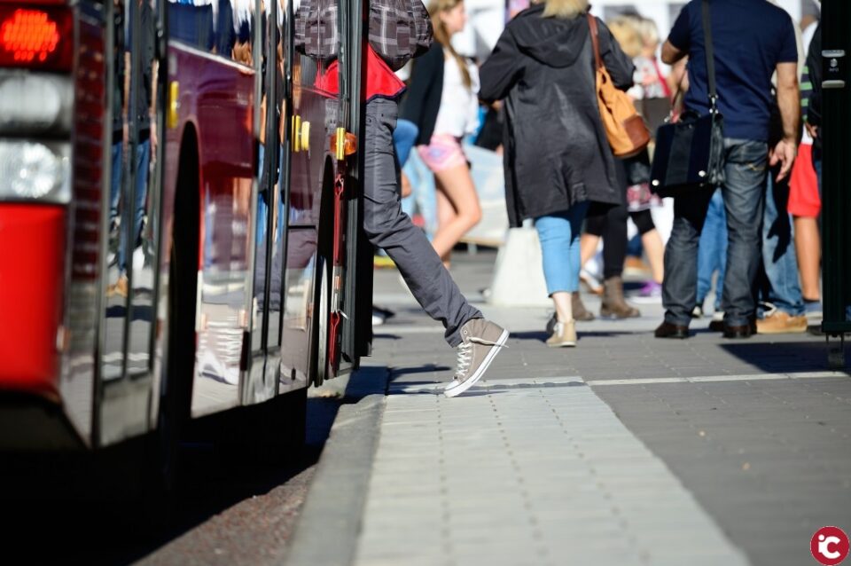 Alcoi desinfecta els autobusos urbans com a mesura de prevenció