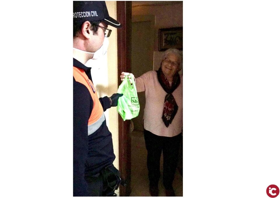 Reparto de medicamentos a mayores y otros colectivos por voluntarios de Protección Civil de El Campello