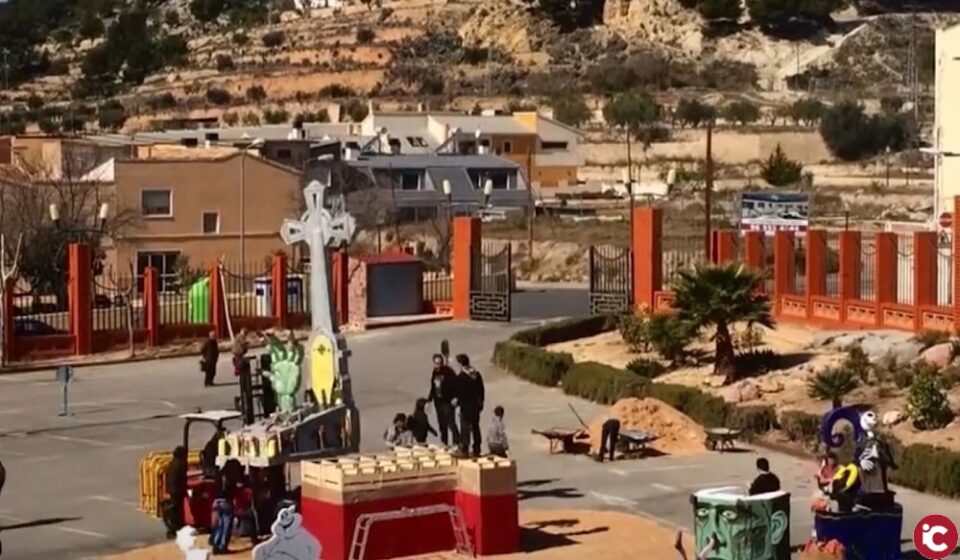 El Centre Ocupacional Sant Pasqual d'Ibi realitza els seus preparatius per a la tradicional cremà de la seua falla