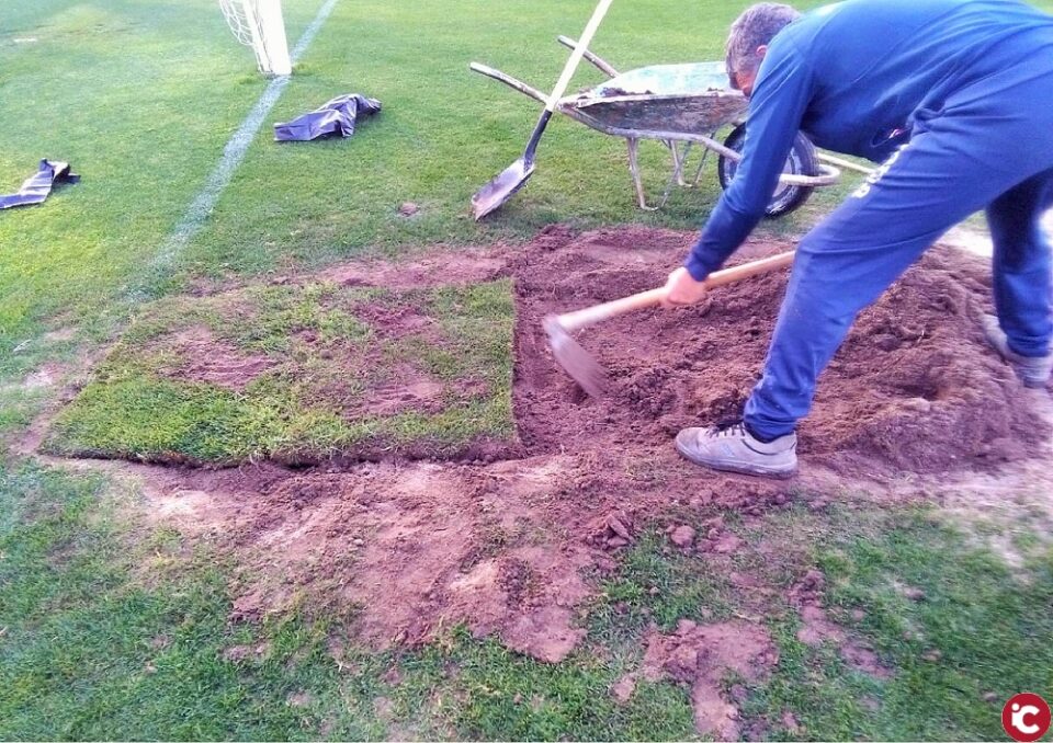 Deportes resiembra con tepes las zonas de las porterías del campo de fútbol