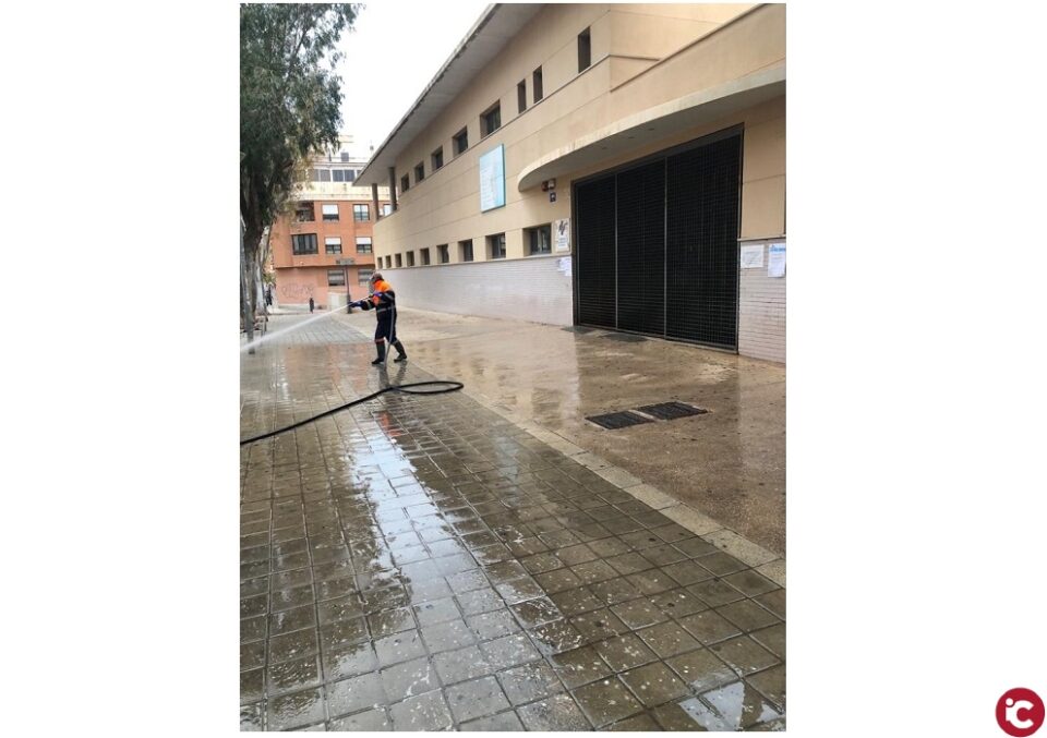 El Ayuntamiento refuerza la desinfección en aceras