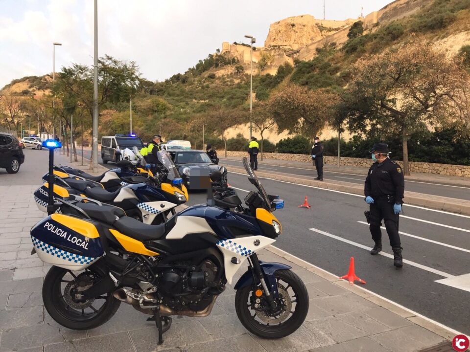 La Policía Local intensifica los controles de personas y vehículos en Alicante y levanta un total de 22 multas