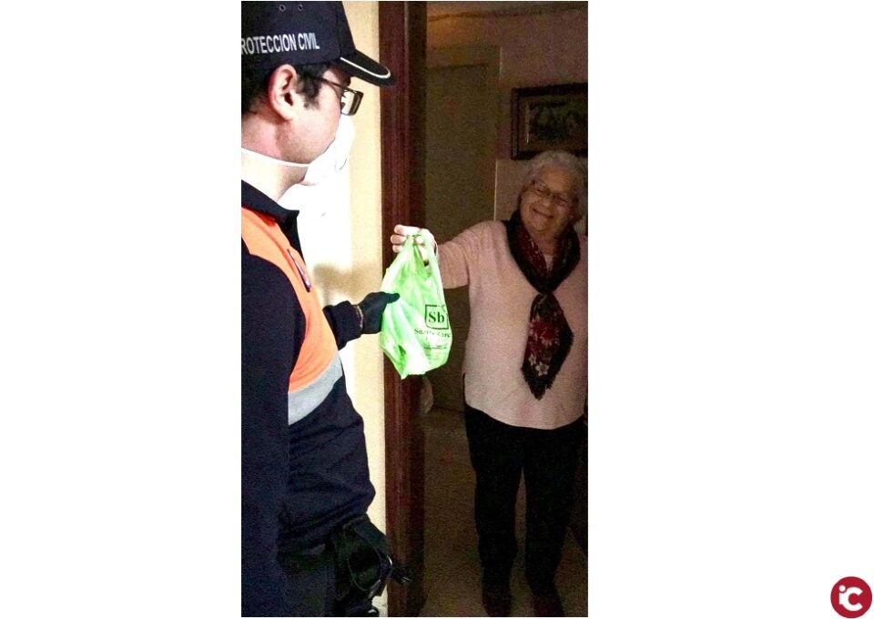 Protección Civil de El Campello realizan hasta 25 servicios diarios de reparto de medicamento y alimentos a mayores y personas con movilidad reducida