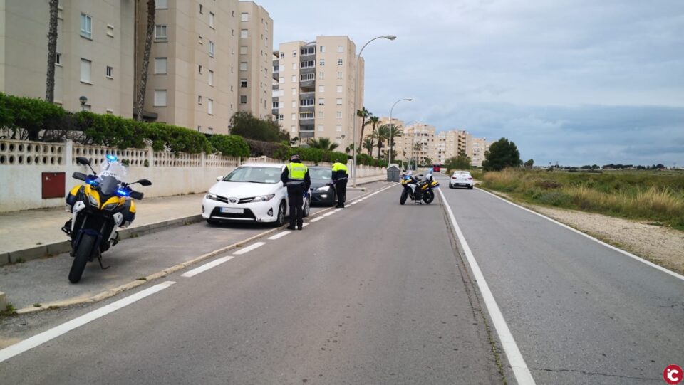 La Policía Local de Alicante impone trescientas multas y detiene a tres personas por incumplir el estado de alarma en la semana decisiva para frenar los contagios del COVID