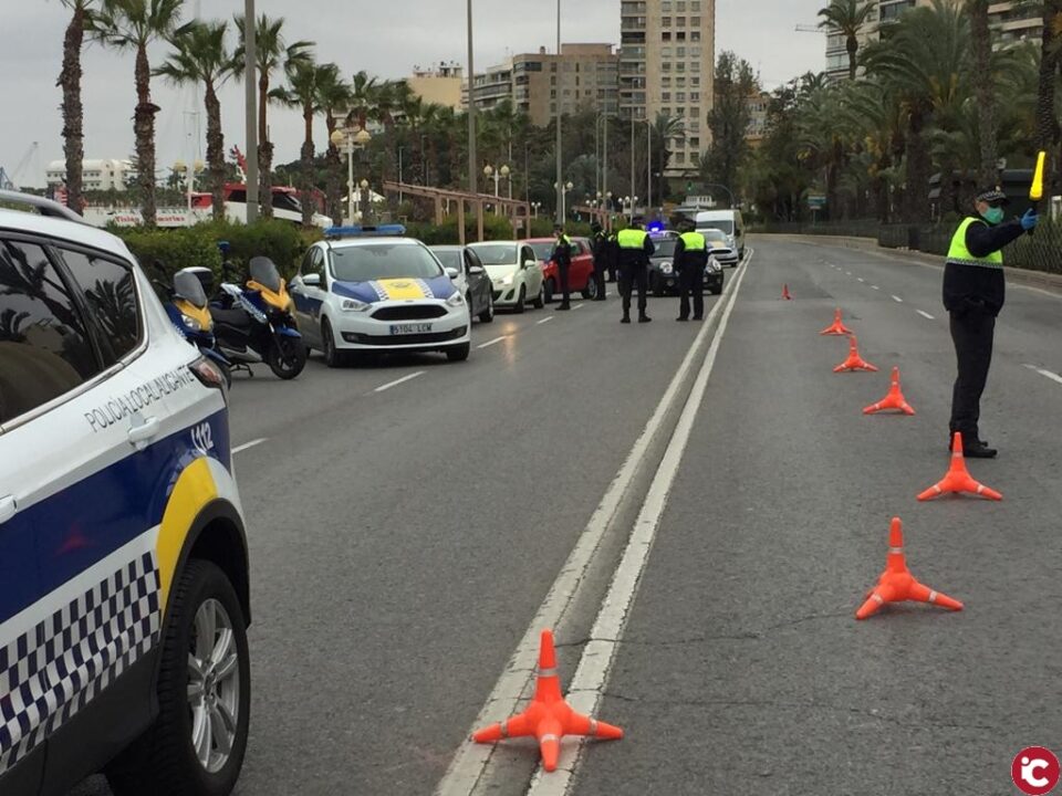 La presión de la Policía Local en los controles hace que comience a descender en Alicante el número de infracciones en la tercera semana de confinamiento para hacer frente al COVID