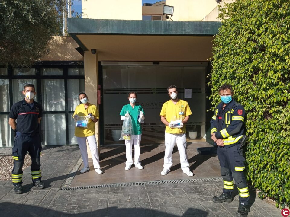 Los bomberos de Alicante entregan las primeras cuatrocientas pantallas protectoras y batas fabricadas por el SPEIS a los Hospitales